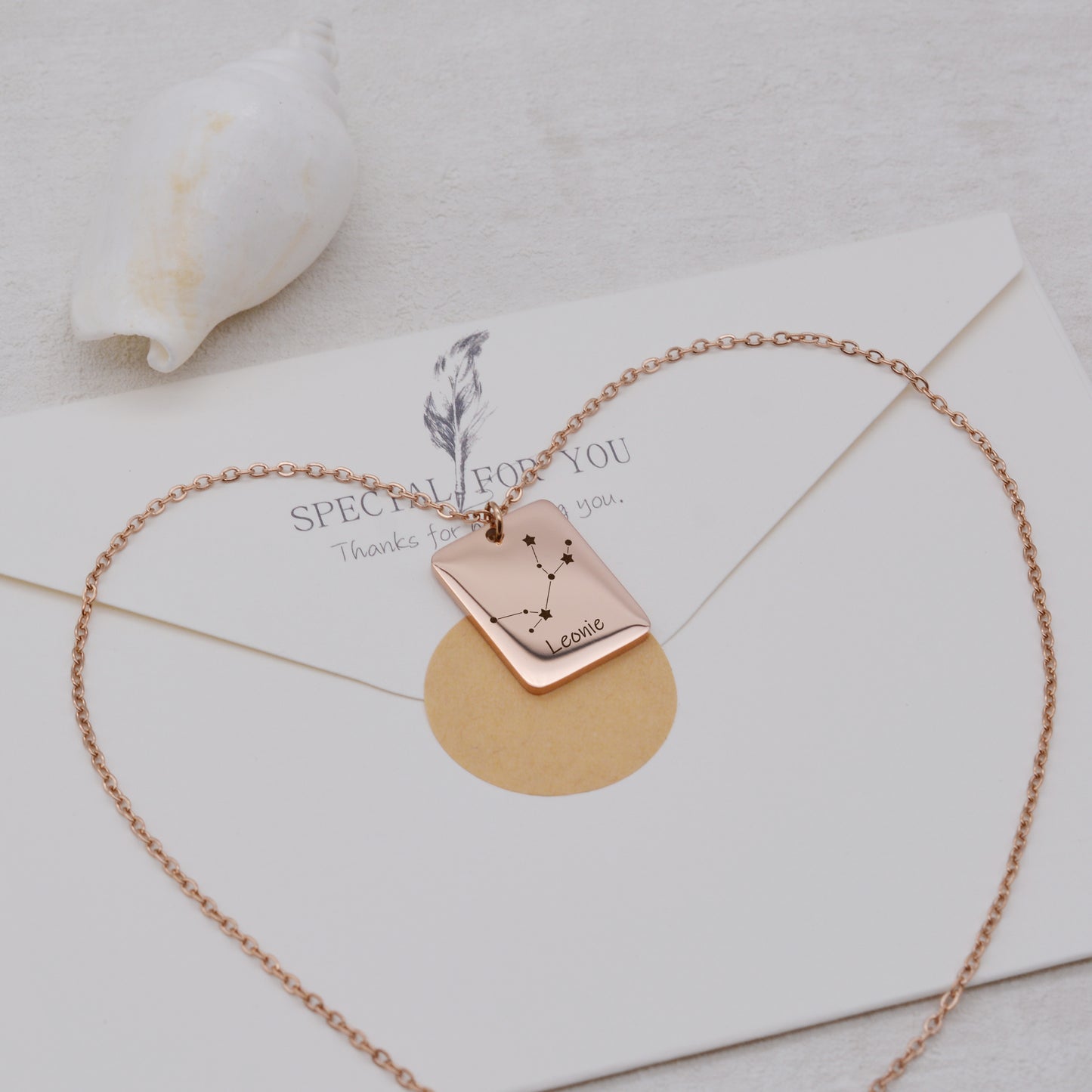 Personalisierte Halskette mit rechteckigem Gravuranhänger