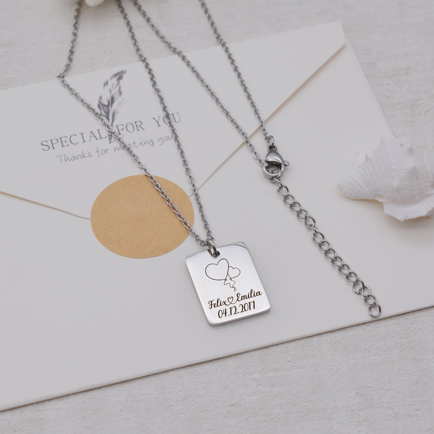 Personalisierte Halskette mit rechteckigem Gravuranhänger